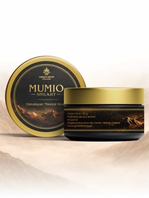 Mumio Shilajit Himalayan Mineral Resin 30 g w słoiczku z czarnego szkła ze złotą pokrywką na tle jasnych Himalajów – Green Hemp Poland