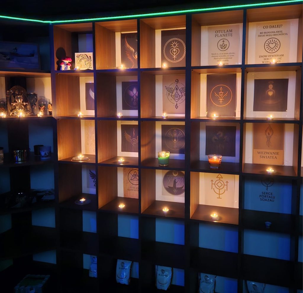 Półka w przestrzeni Zielonego Ducha z symbolami i świecami – miejsce opisane w historii o mumio