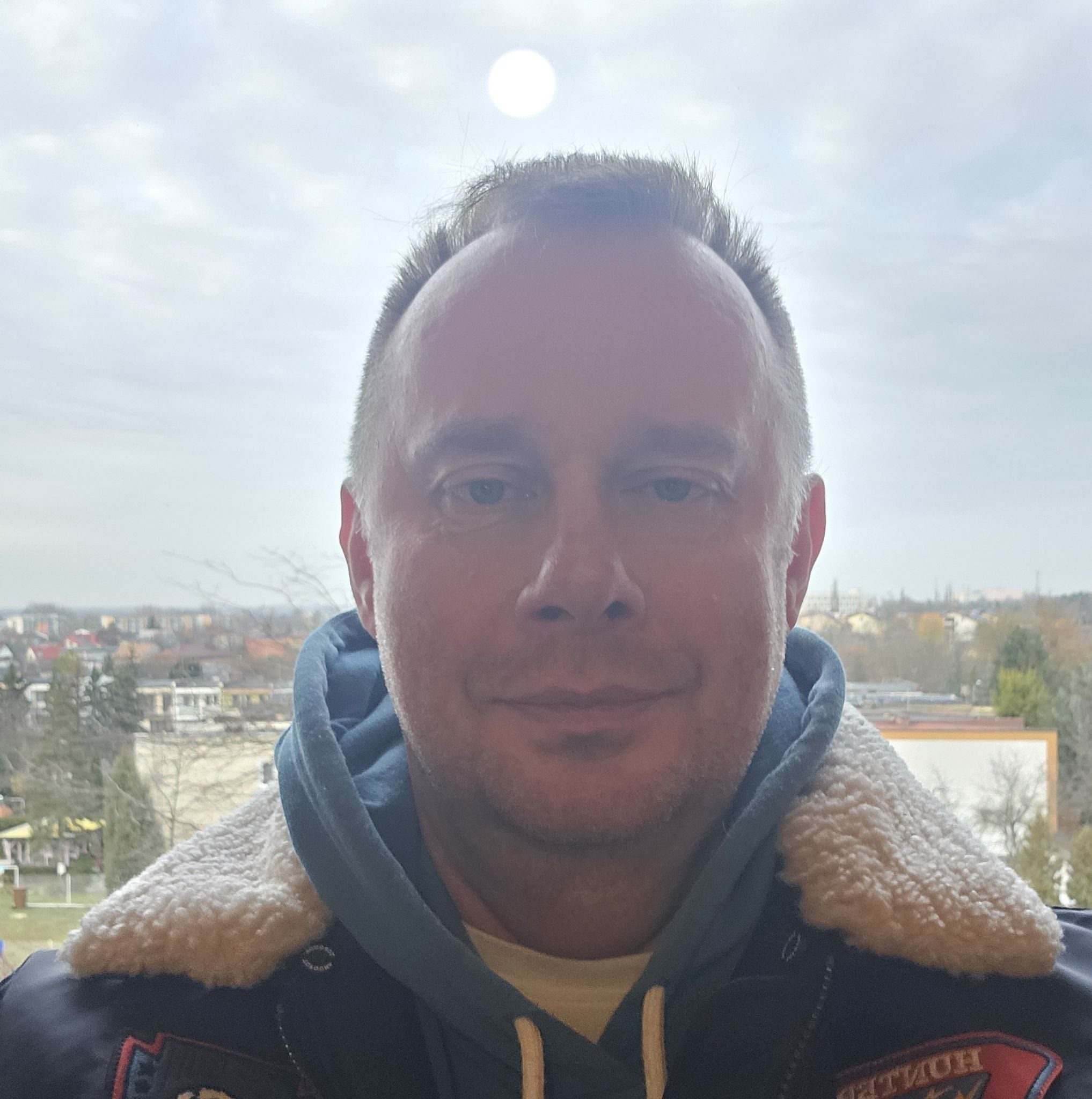 Hubert Pyrgiel na tle nieba z widocznym księżycem za chmurami – zdjęcie do artykułu Prawda idzie przed jakością